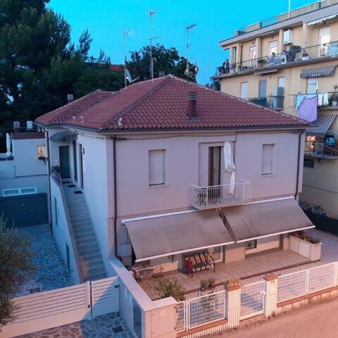 Good House- Ampio Appartamento Vicino Al Mare リミニ エクステリア 写真